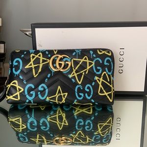 Gucci GG Marmont Wallet Zip Around
Matelasse GucciGhost Black-authentic vintage